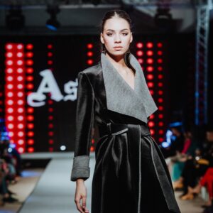 Плишан женски капут Аруи со колан на врзување