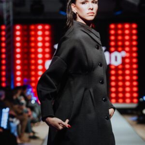 Женски црн капут Попа Хил со струкиран крој