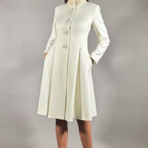 Бел долг капут Фоксен со крзно околу вратот