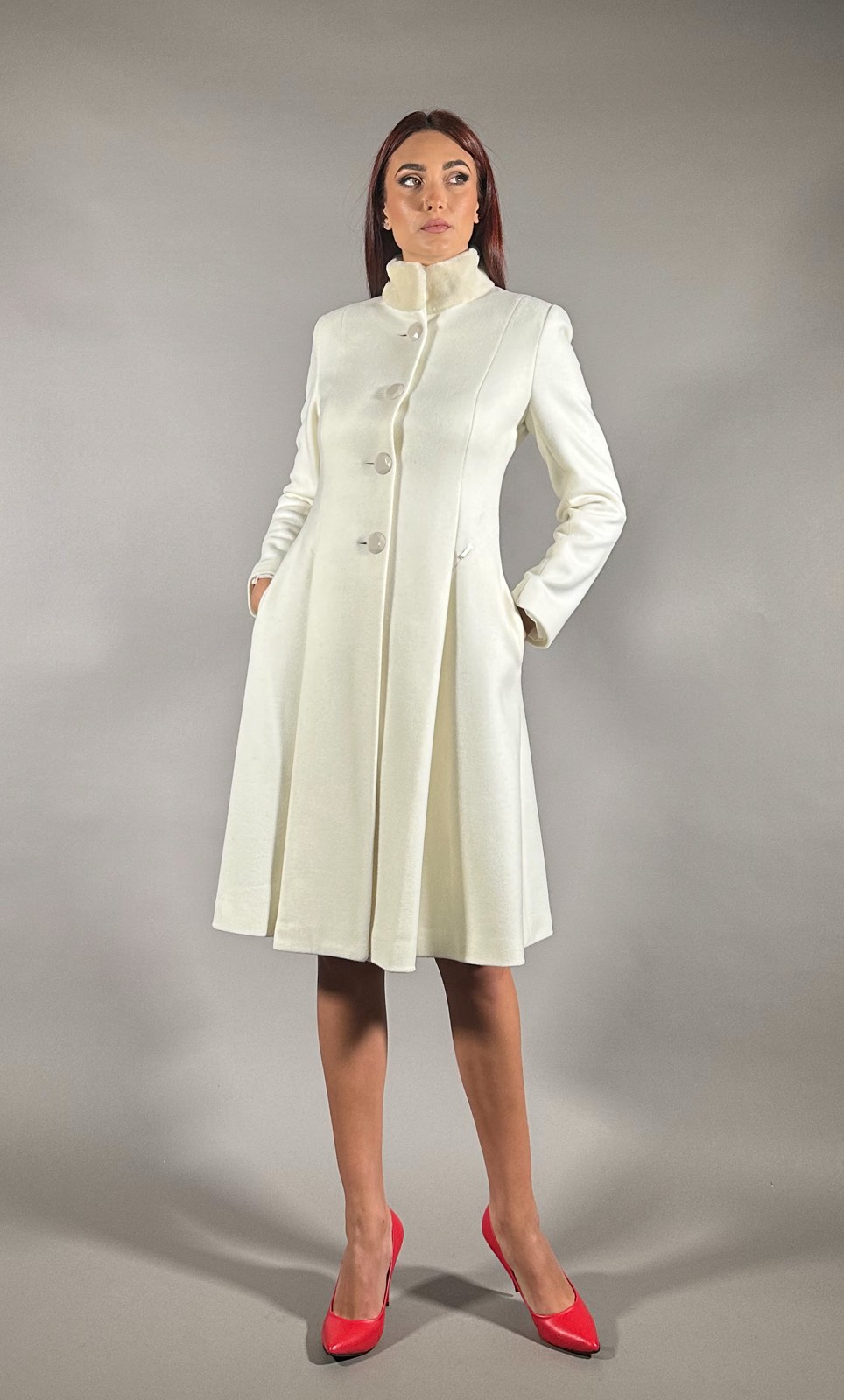 Бел долг капут Фоксен со крзно околу вратот