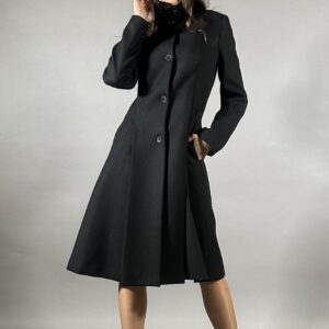 Црн долг капут Фоксен со крзно и копчиња