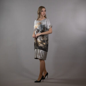 Фустан РАПОРГ – свечен фустан во апстрактни земјени тонови