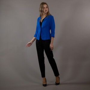 Блејзер АКОН/1 – струкиран женски блејзер во впечатлива боја