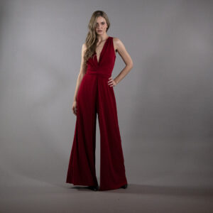 Црвен елегантен женски комбинезон КОМБО/2 со длабок деколте и широки ногавици